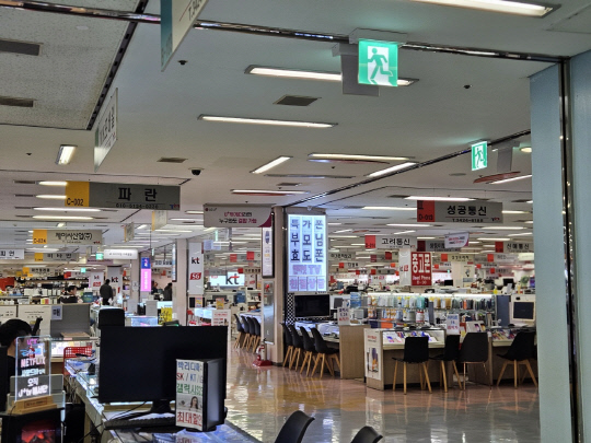 서울 광지구 강변테크노마트의 휴대전화 매장 전경. 김나인 기자